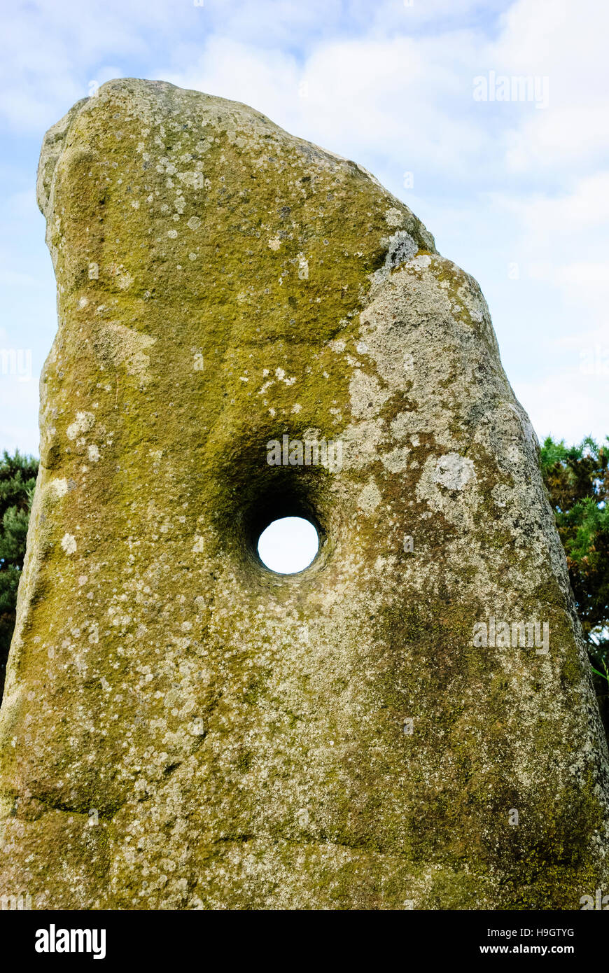 Holestone, Doagh, comté d'Antrim, de l'âge de bronze avec pierre 5cm trou. Utilisé traditionnellement pour les propositions de mariage Banque D'Images
