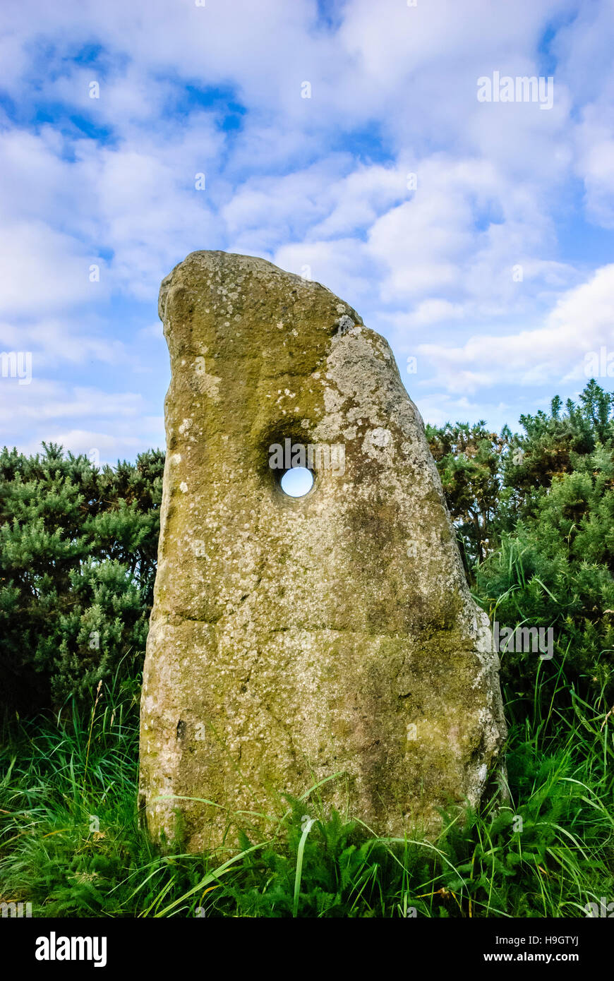 Holestone, Doagh, comté d'Antrim, de l'âge de bronze avec pierre 5cm trou. Utilisé traditionnellement pour les propositions de mariage Banque D'Images