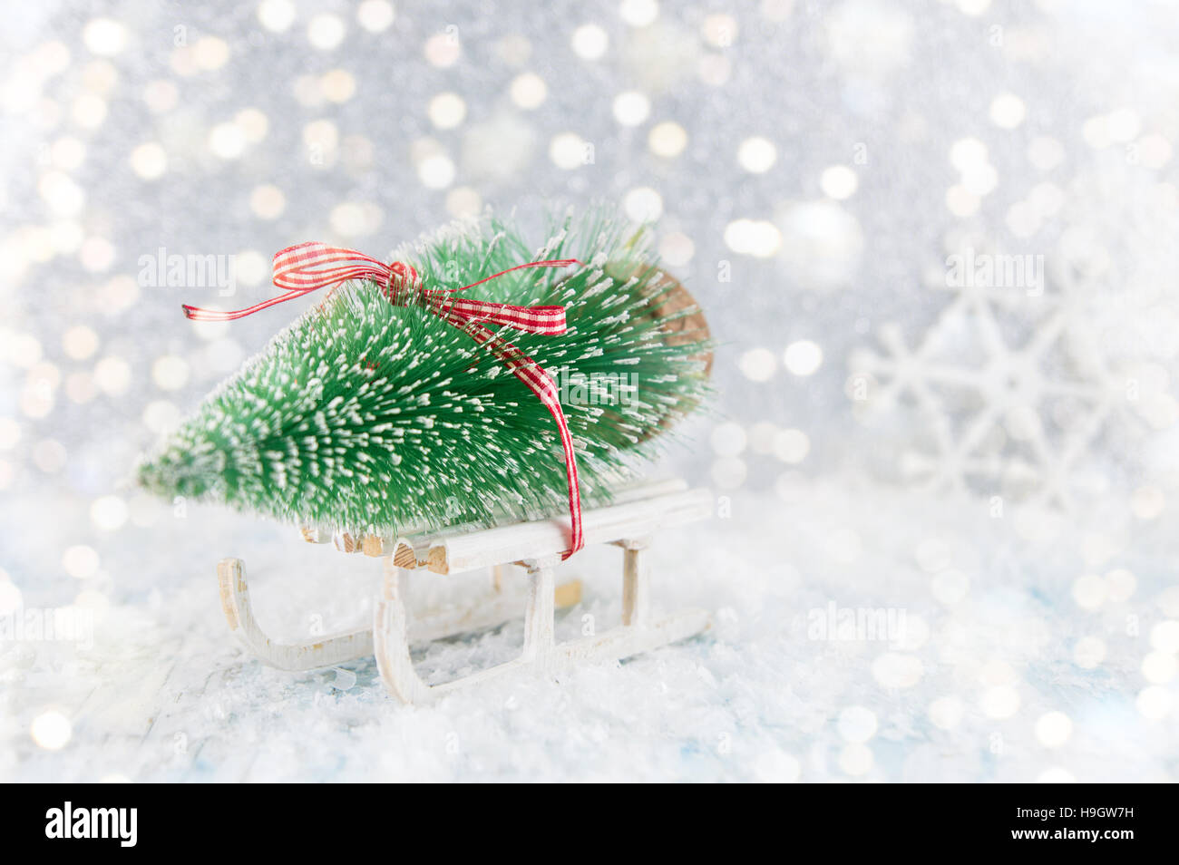 Petit jouet traîneau transportant un arbre de Noël Banque D'Images