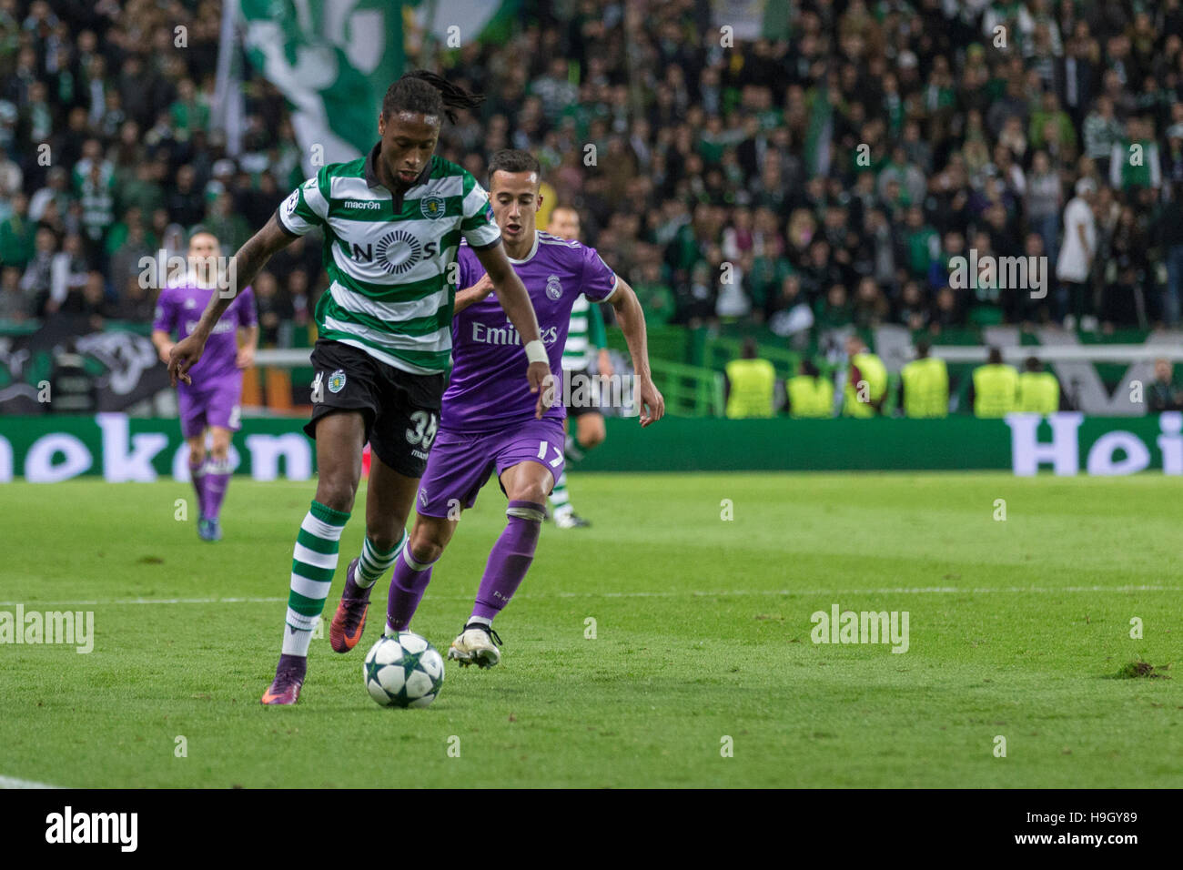 Lisbonne, Portugal. 22 Nov, 2016. Défenseur du Sporting du Portugal Ruben Semedo (35) le dispute à l'avant du Real Madrid d'Espagne Lucas Vazquez (17) au cours de la partie de la Ligue des Champions, groupe F, Sporting CP vs Real Madrid CF Crédit : Alexandre de Sousa/Alamy Live News Banque D'Images