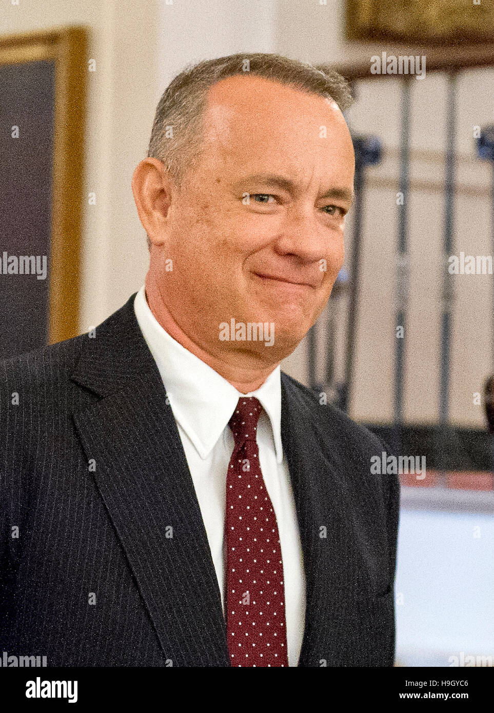 L'acteur et réalisateur Tom Hanks arrive à accepter Médaille présidentielle de la liberté, la plus haute distinction civile du pays, à partir de la Chambre le président des États-Unis Barack Obama dans l'East Room de la Maison Blanche à Washington, DC Le 22 novembre 2016. Credit : Ron Sachs/CNP /MediaPunch MediaPunch Crédit : Inc/Alamy Live News Banque D'Images