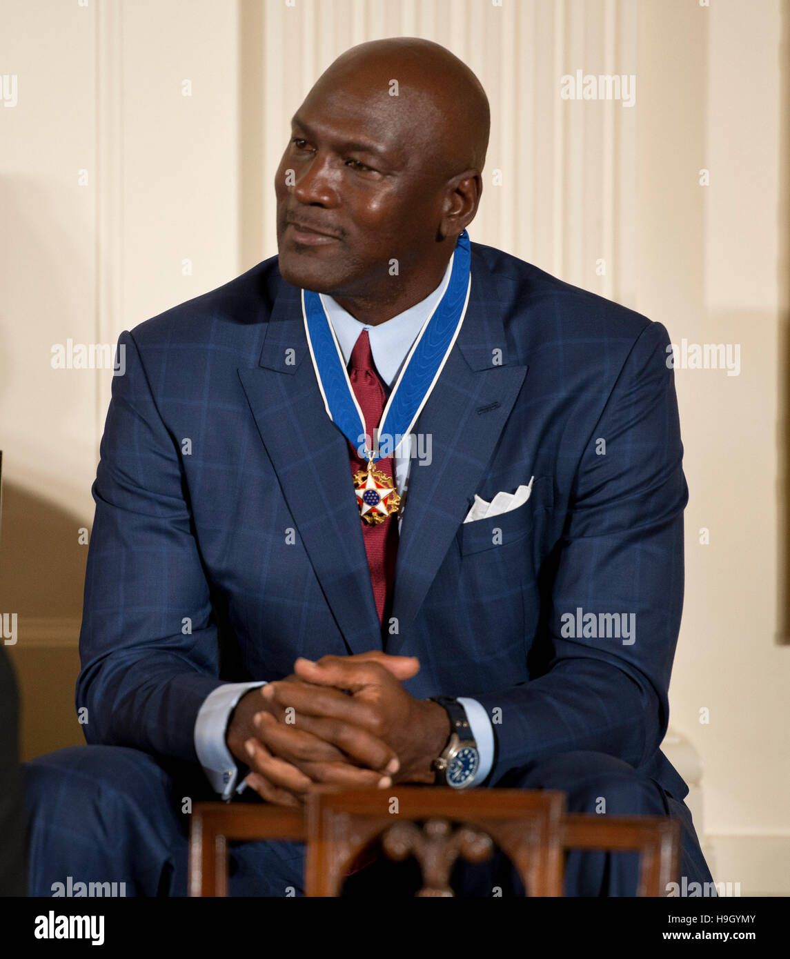 Washington DC, USA. 22 novembre, 2016. Le président Barack Obama remettant la Médaille de la liberté à Michael Jordan à la Maison Blanche . Credit : MediaPunch Inc/Alamy Live News Banque D'Images