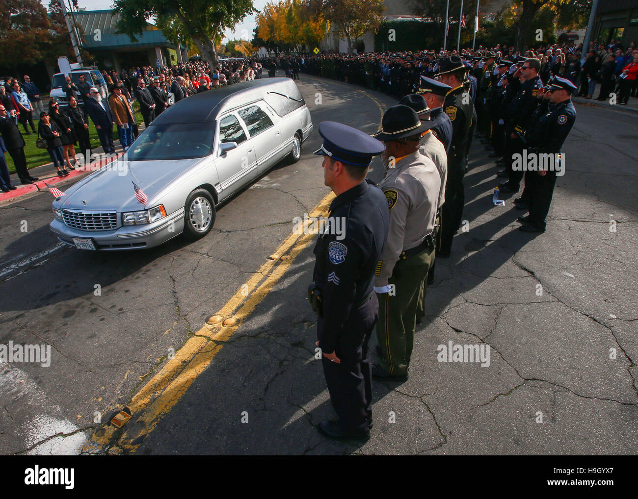 Modesto, CA, USA. 22 Nov, 2016. Le corbillard transportant Comté sous-Shérif Dennis Wallace fait son chemin vers le bas une allée de saluer les agents d'application de la loi après son service commémoratif. Adjoint du shérif du comté de Stanislaus Dennis Wallace a été honoré par sa famille et amis de partout aux États-Unis au point Croix Église de Modesto CA Le mardi 22 novembre 2016. Adjoint du shérif du comté de Stanislaus Dennis Wallace a été tué dans l'exercice de leurs fonctions 13 Nov. 2016 près de Hughson CA. © Marty Bicek/ZUMA/Alamy Fil Live News Banque D'Images