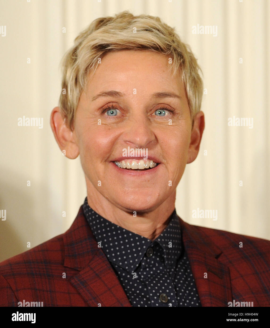 Washington, United States. 22 Nov, 2016. Ellen DeGeneres écoute, le président américain Barack Obama fait remarques avant de remettre la Médaille présidentielle de la liberté dans une cérémonie dans la East Room de la Maison Blanche le 22 novembre 2016. La Médaille présidentielle de la liberté est le plus grand honneur pour les civils aux États-Unis. Crédit : Paul Hennessy/Alamy Live News Banque D'Images