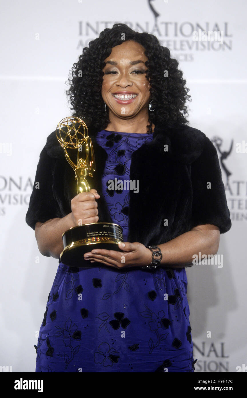 Shonda Rhimes pose avec le "Prix des fondateurs dans la salle de presse au cours de la 2016 International Emmy Awards à l'hôtel Hilton New York le 21 novembre 2016 à New York. | Verwendung weltweit Banque D'Images