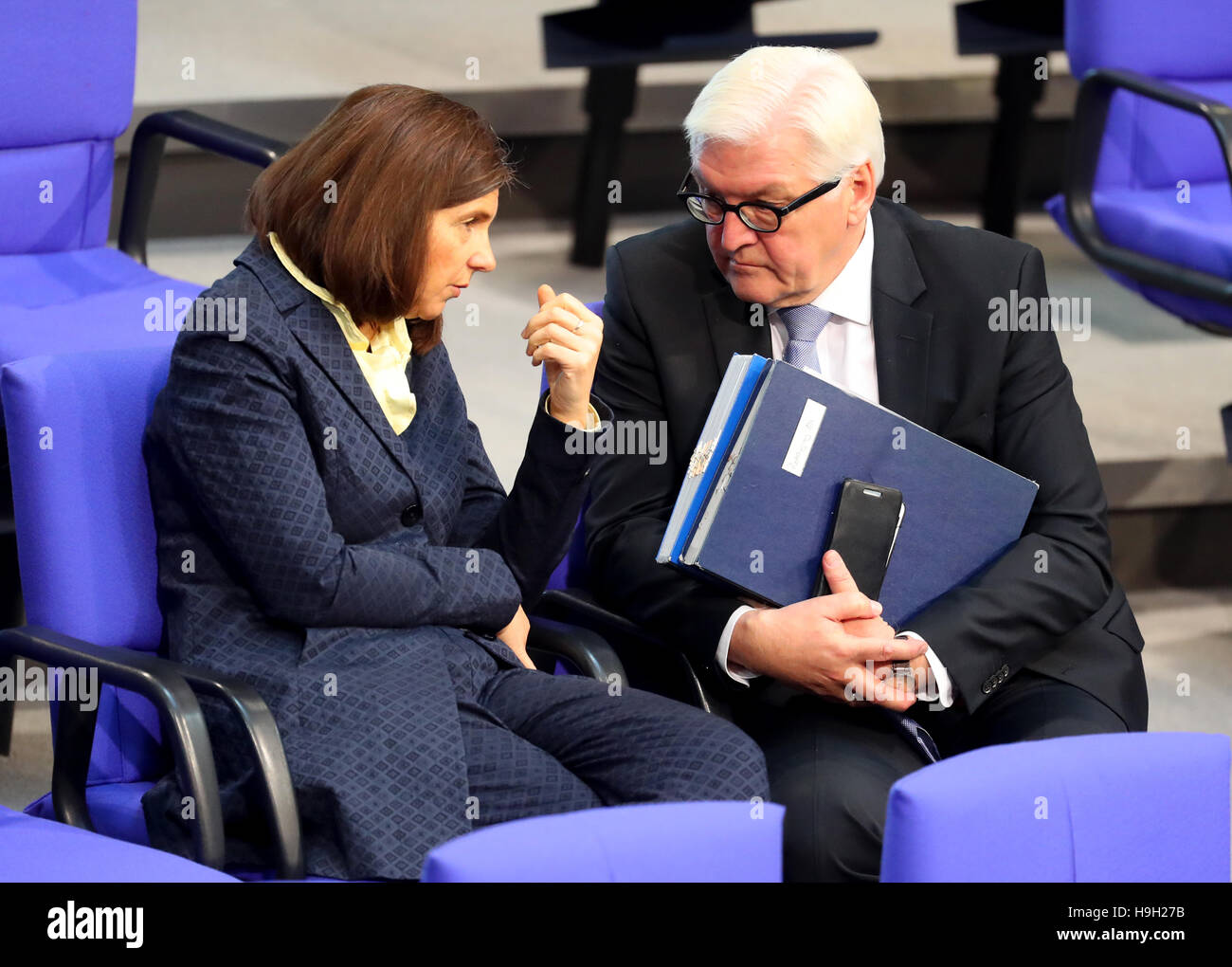 Berlin, Allemagne. 23 Nov, 2016. Außenminister Frank-Walter STEINMEIER (SPD, r) unterhält sich am 23.11.2016 im Bundestag à Berlin mit der Franktionsvorsitzenden der Grünen, Katrin Göring-Eckardt. Mit der Generaldebatte Schlussberatungen setzt der Bundestag die über den Haushalt 2017 fort. Foto : Kay Nietfeld/dpa/Alamy Live News Banque D'Images