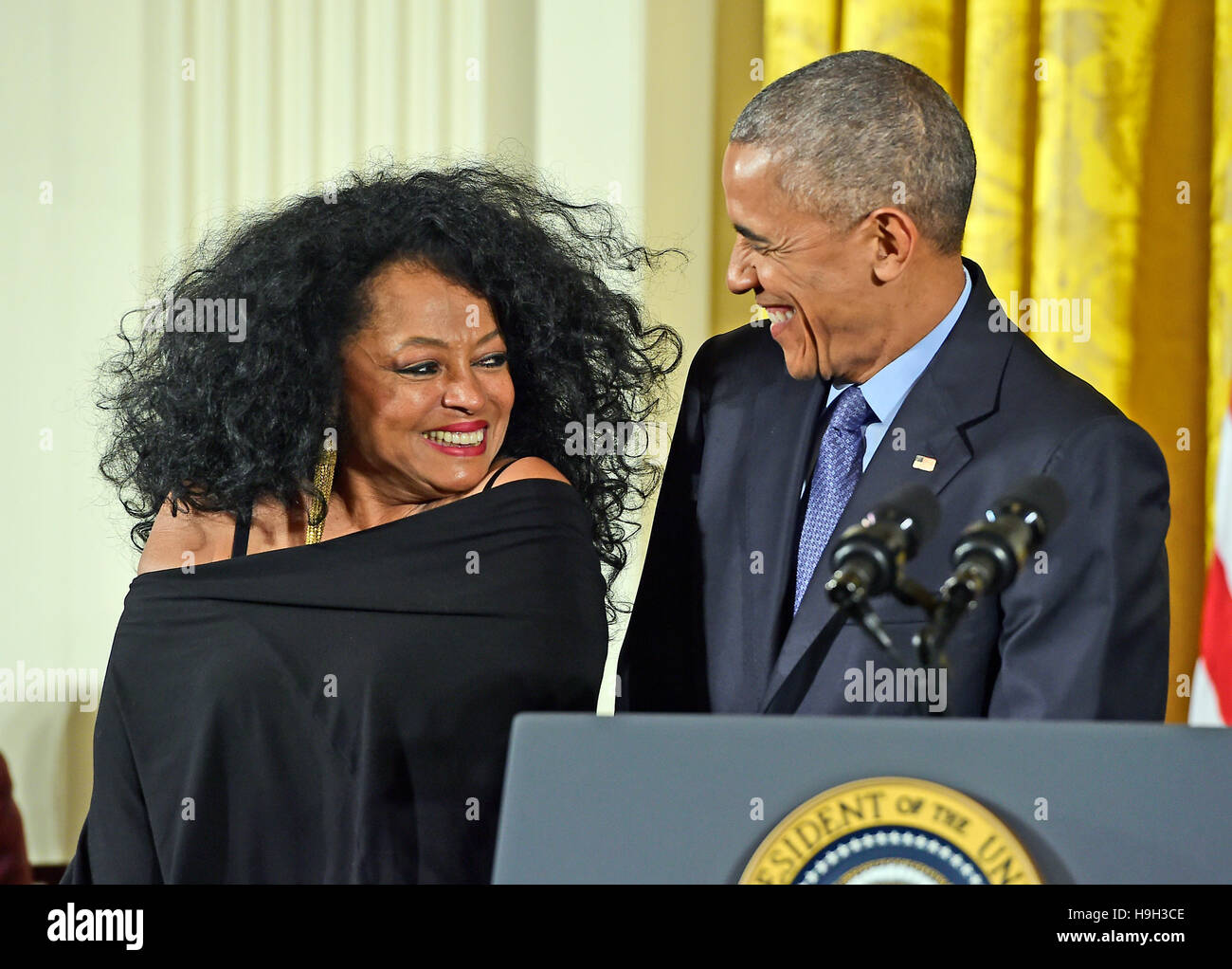 Le président des États-Unis Barack Obama présente la Médaille présidentielle de la liberté à chanteuse Diana Ross au cours d'une cérémonie à l'Est Prix de la Maison Blanche à Washington, DC le Mardi, Novembre 22, 2016. La Médaille présidentielle de la liberté, c'est la nation la plus haute distinction civile·s. Credit : Ron Sachs/CNP - AUCUN FIL SERVICE - Photo : afp/consolidé Banque D'Images