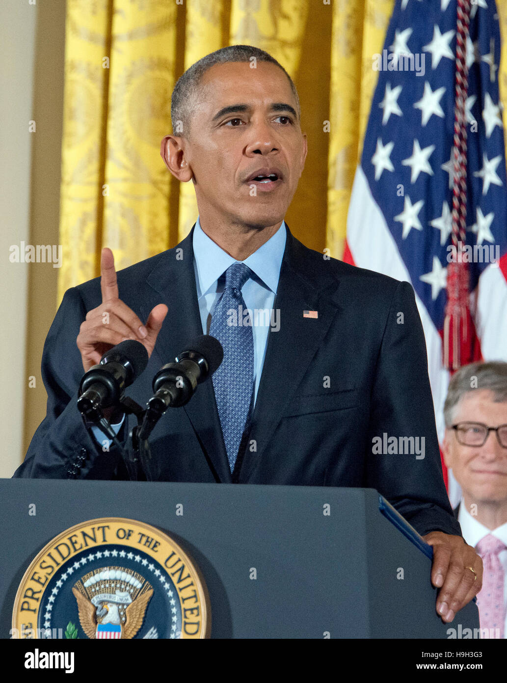 Le président des États-Unis, Barack Obama fait allocution à l'occasion d'une cérémonie dans la East Room de la Maison Blanche à Washington, DC, où il est à présent la Médaille présidentielle de la liberté, la plus haute distinction civile du pays, le Mardi, Novembre 22, 2016. Credit : Ron Sachs/CNP - AUCUN FIL SERVICE - Photo : afp/consolidé Banque D'Images