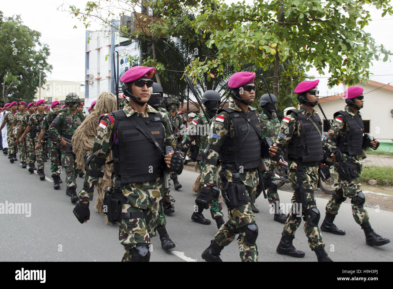 Pekanbaru, Riau, l'Indonésie. 23 Nov, 2016. Les cadets de l'Académie de la marine indonésienne effectuer marching band attraction à un carnaval. Dedy Sutisna Crédit : Fil/ZUMA/Alamy Live News Banque D'Images