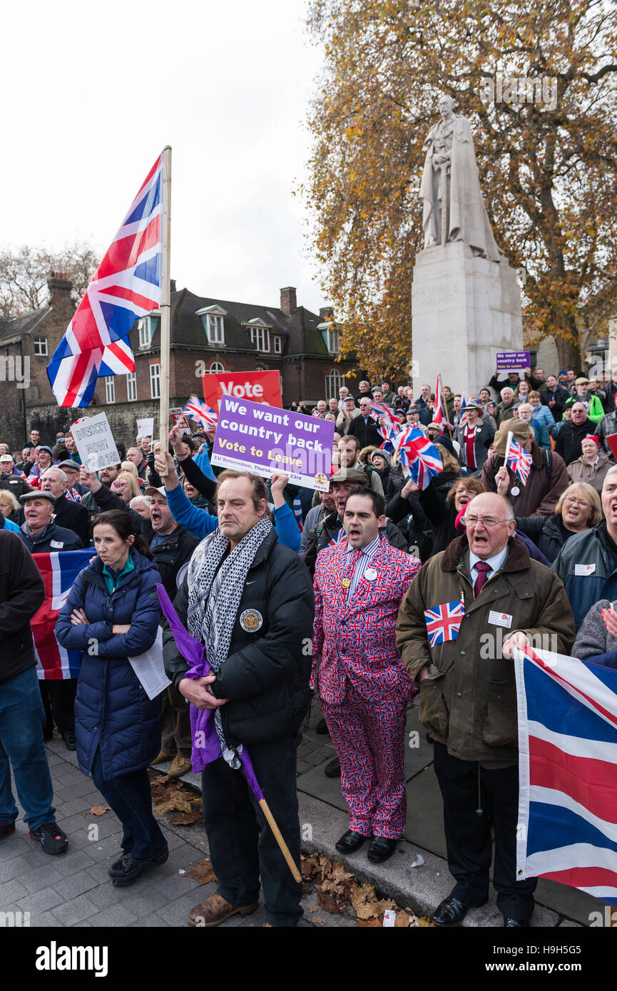 Londres, Royaume-Uni. 23 novembre 2016. Des centaines de partisans pro-Brexit se rassemblent pour manifester devant le Parlement le jour de la Déclaration de l'automne. Le principal objectif de la manifestation était d'exiger le déclenchement immédiat de l'article 50 par le Premier ministre Theresa Mai et de s'opposer à la récente décision de la Haute Cour de donner la décision finale des députés sur la question. Les manifestants demandent au gouvernement, les juges et les députés de respecter et d'agir sur le résultat de l'Union européenne référendum où 52  % ont voté pour quitter l'Union européenne. Wiktor Szymanowicz/Alamy Live News Banque D'Images