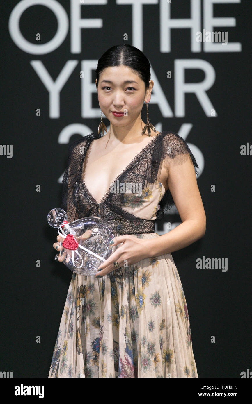 Sakura Ando acteur assiste à la vogue Japon Les Femmes de l'année 2016 Awards le 24 novembre 2016, Tokyo, Japon. Chaque année, le prix du magazine de mode femmes réussie de diverses disciplines. Cette année la première femme gouverneur de Tokyo Yuriko Koike a envoyé un message vidéo dans la gratitude pour son inscription sur la liste des prix. © Rodrigo Reyes Marin/AFLO/Alamy Live News Banque D'Images Sakura Ando acteur assiste à la vogue Japon Les Femmes de l'année 2016 Awards le 24 novembre 2016, Tokyo, Japon. Chaque année, le prix du magazine de mode femmes réussie de diverses disciplines. Cette année la première femme gouverneur de Tokyo Yuriko Koike a envoyé un message vidéo dans la gratitude pour son inscription sur la liste des prix. © Rodrigo Reyes Marin/AFLO/Alamy Live News Banque D'Images