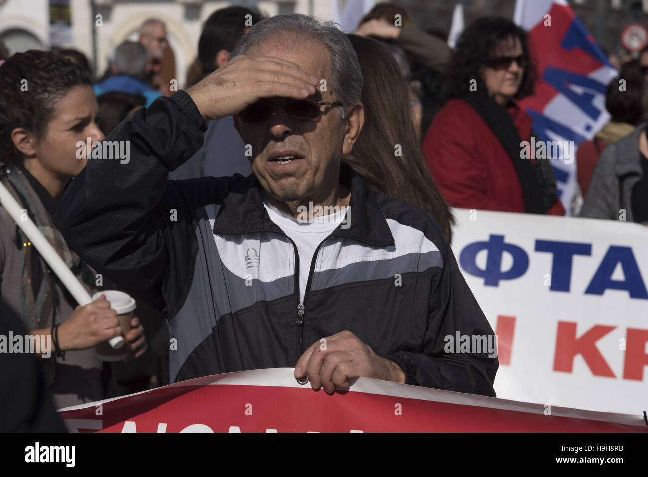 Athènes, Grèce. 24 Nov, 2016. Les manifestants en marche vers le Parlement grec tenant des banderoles et scandé des slogans contre le gouvernement. Les syndicats du secteur public ont organisé une grève de 24 heures et environ 5 000 personnes se sont rassemblées pour protester contre les compressions budgétaires et les réformes du droit du travail. Credit : Nikolas Georgiou/ZUMA/Alamy Fil Live News Banque D'Images