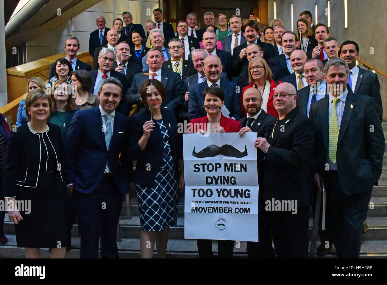 Edinburgh, Ecosse, Royaume-Uni, 24, novembre 2016. Premier ministre Nicola Sturgeon (L) et les politiciens de tous les partis s'allient pour un photocall au parlement écossais à l'appui du mouvement pour la santé des hommes de Movember, Crédit : Ken Jack / Alamy Live News Banque D'Images