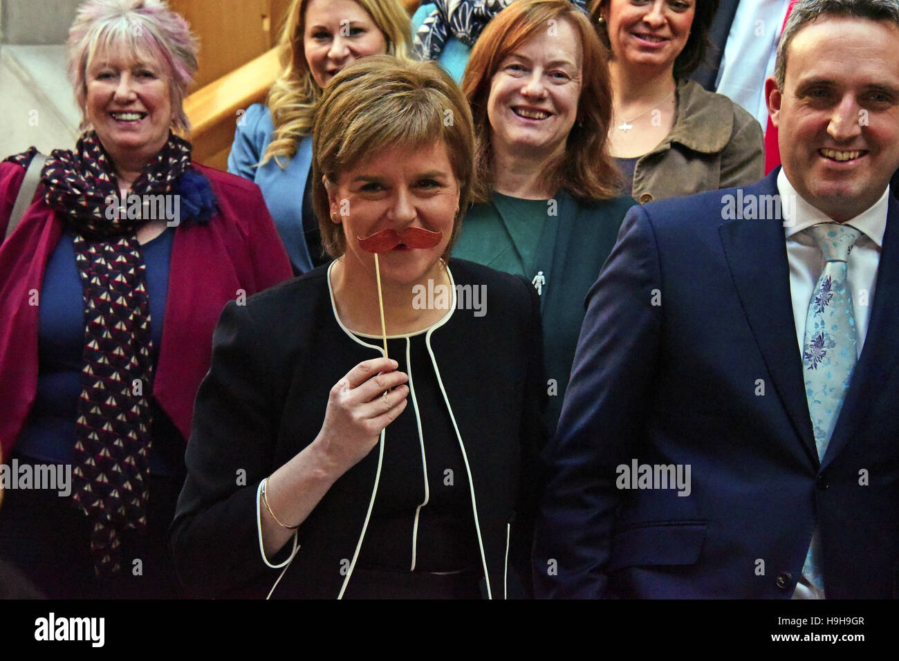 Edinburgh, Ecosse, Royaume-Uni, 24, novembre 2016. Premier ministre Nicola Sturgeon (C) montre une fausse moustache comme politiciens de tous les partis s'allient pour un photocall au parlement écossais à l'appui du mouvement pour la santé des hommes de Movember, Crédit : Ken Jack / Alamy Live News Banque D'Images