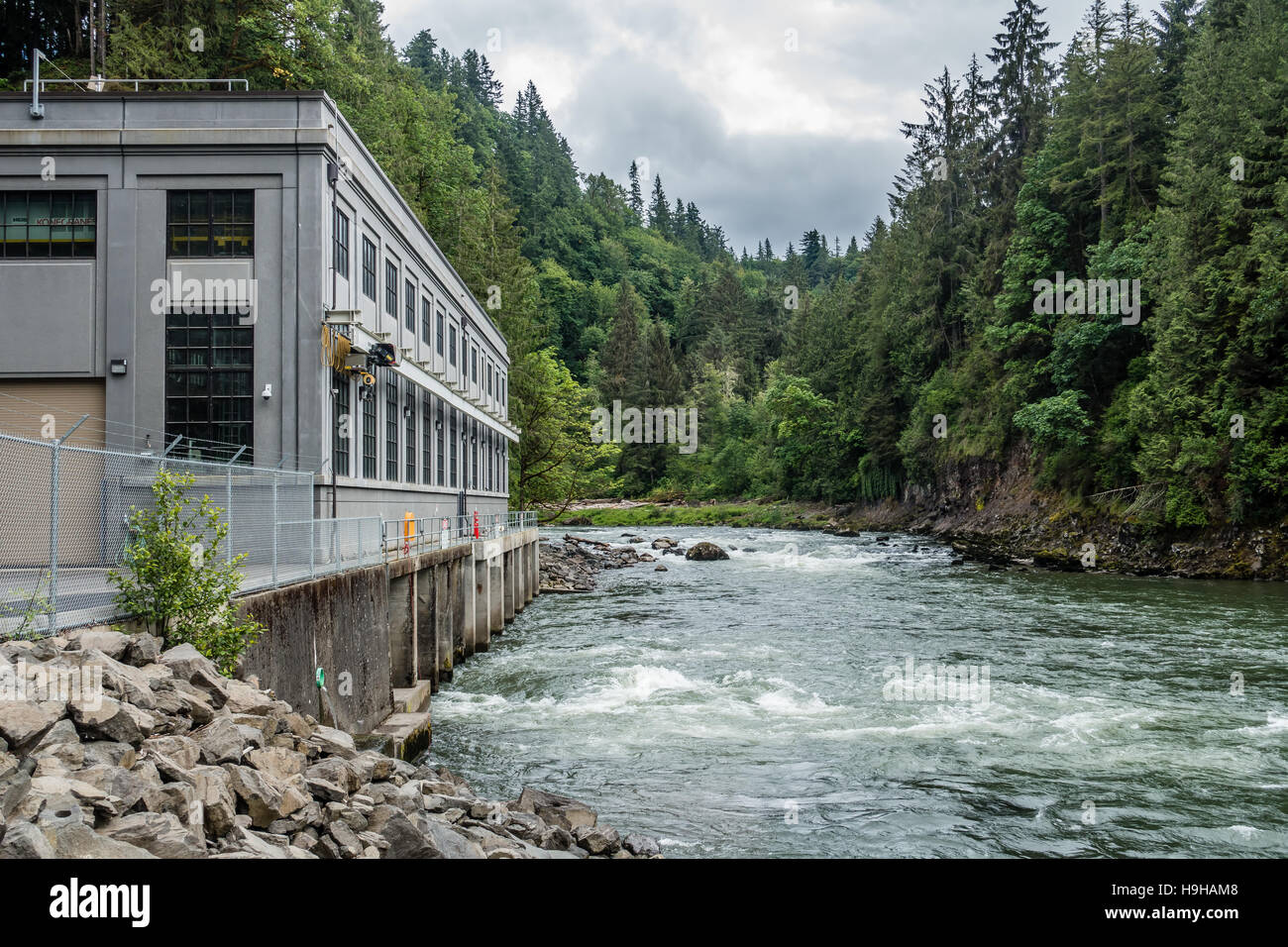 La Snoqualmie River passe par une centrale électrique. Banque D'Images