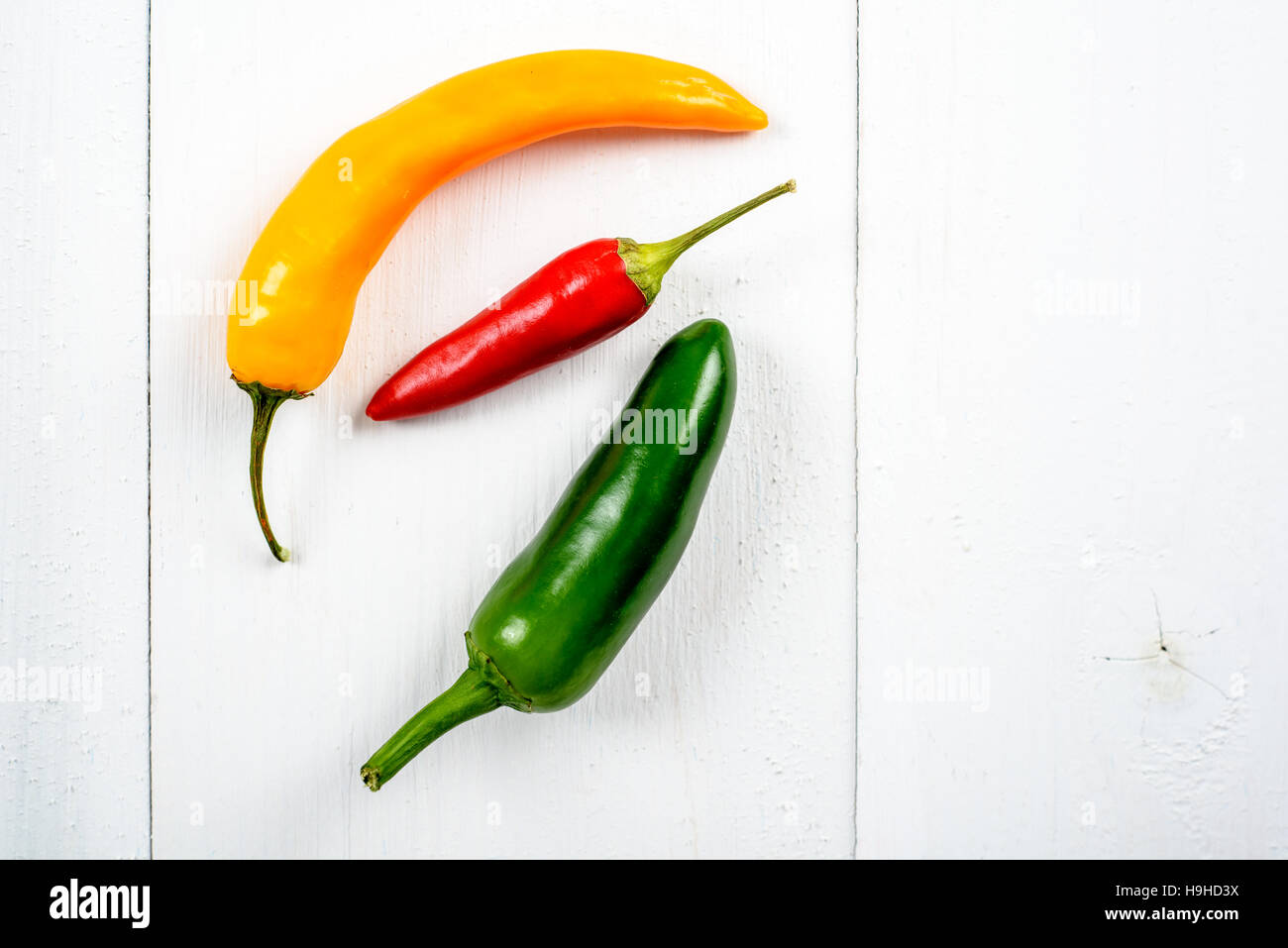Jaune, Rouge et Vert Chili Pepper On White Banque D'Images