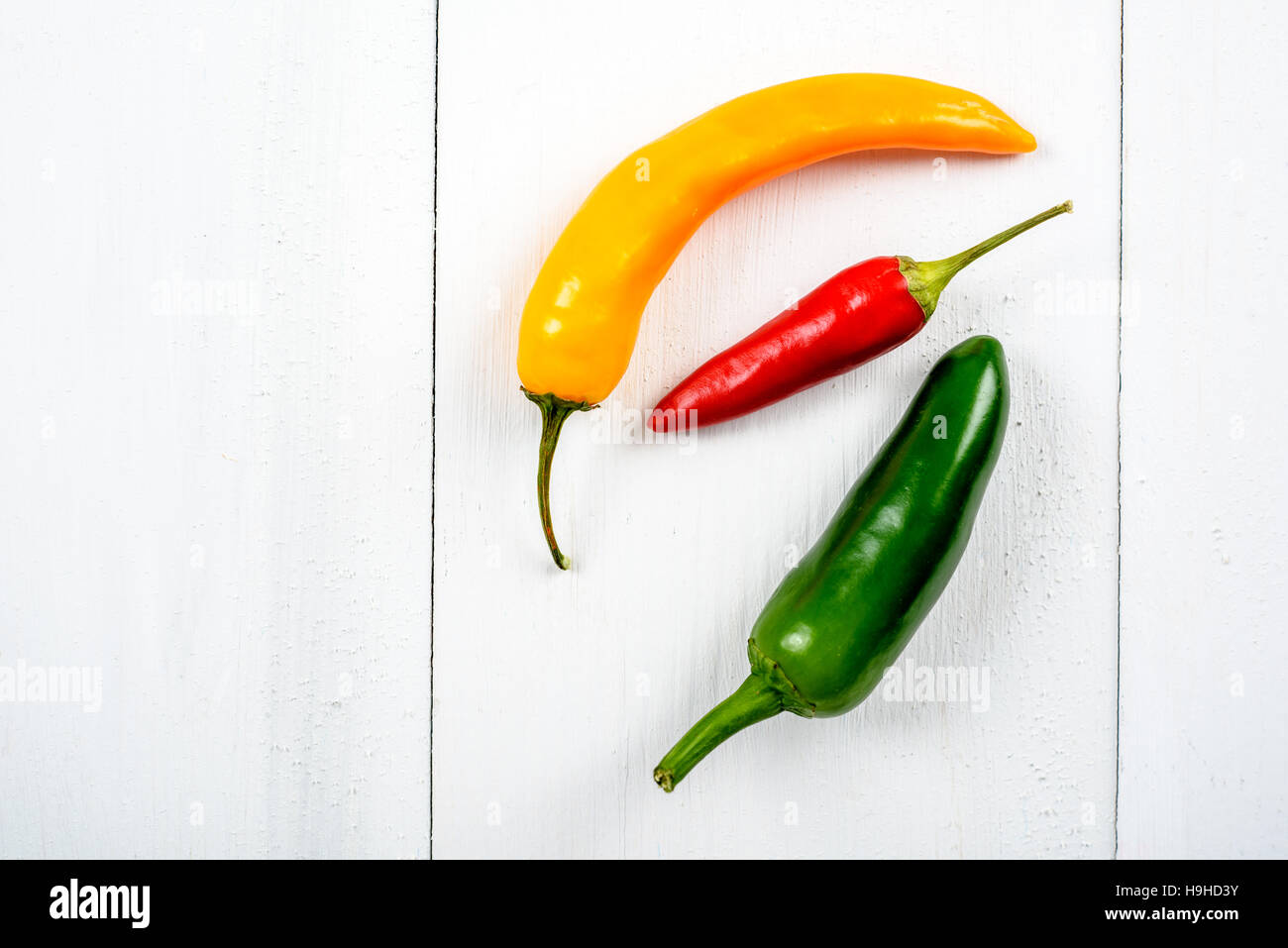 Jaune, Rouge et Vert Chili Pepper On White Banque D'Images