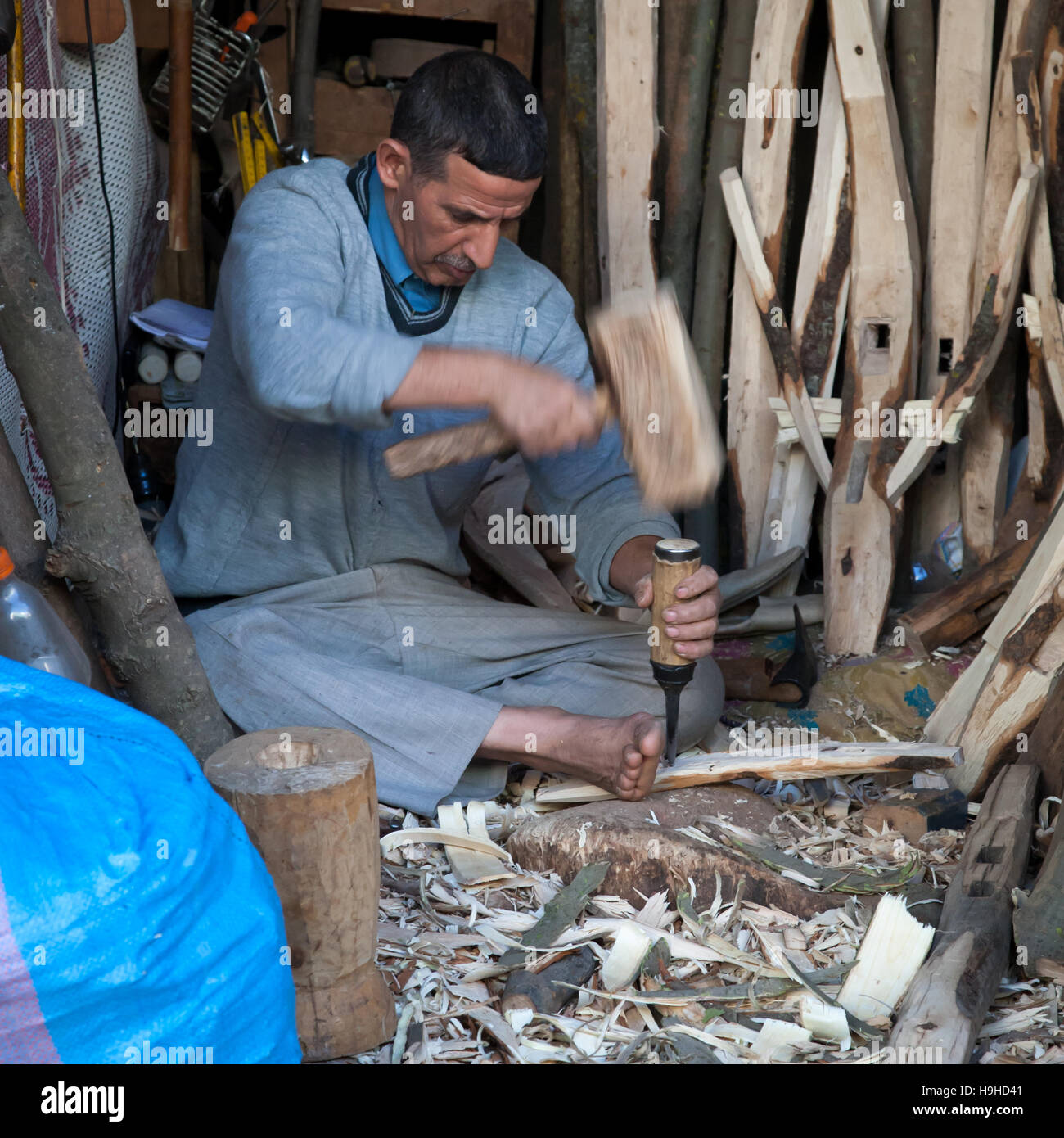 Artisan fabriquant une charrue en bois avec des outils traditionnels au Maroc Banque D'Images