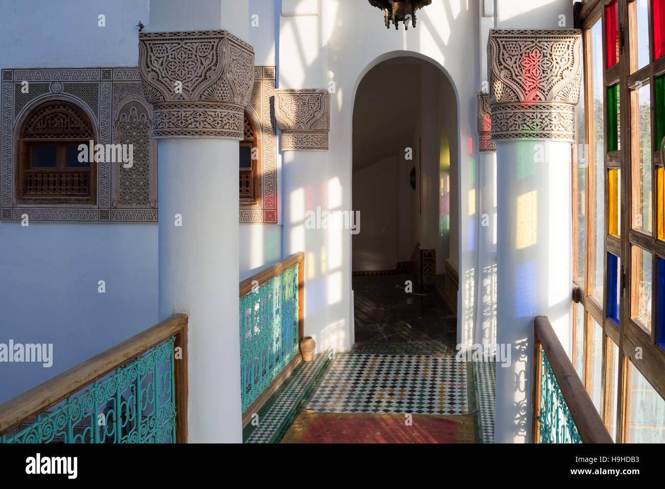 Intérieur du Riad Arabesque éclairé par des fenêtres colorées à Fès, Maroc Banque D'Images