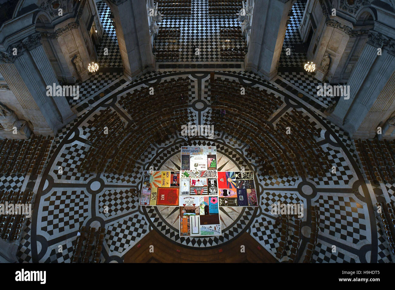 Une vue de dessus de la UK AIDS Memorial Quilt qui est passé sur l'affichage à la Cathédrale St Paul à Londres. Banque D'Images