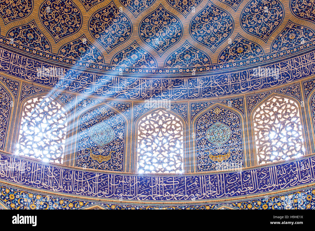 Isfahan, Iran - le 13 décembre 2015 : le cheikh Lotfollah mosquée à Naqhsh-e Jahan Square à Isfahan, Iran. Vue du plafond Banque D'Images