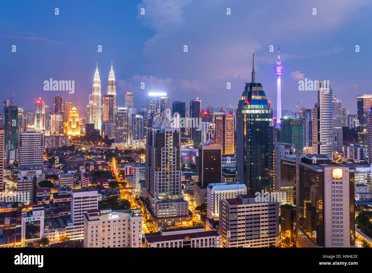 Vue sur la ville de Kuala Lumpur avec de célèbres tours Petronas et de la tour Menara KL, la Malaisie Banque D'Images