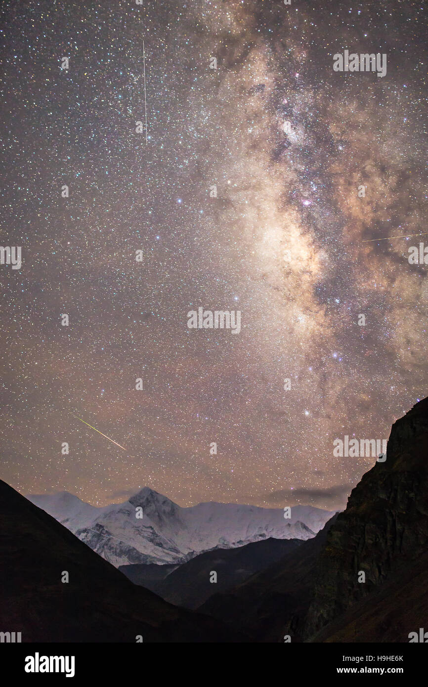 Beau paysage de montagnes de l'Himalaya avec voie lactée et shooting star, région de l'Annapurna, Népal Banque D'Images