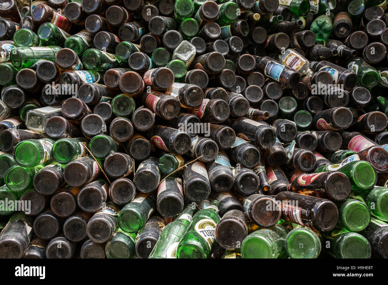Tas de bouteilles de bière en vente de plein air stockées à des fins de recyclage. Banque D'Images