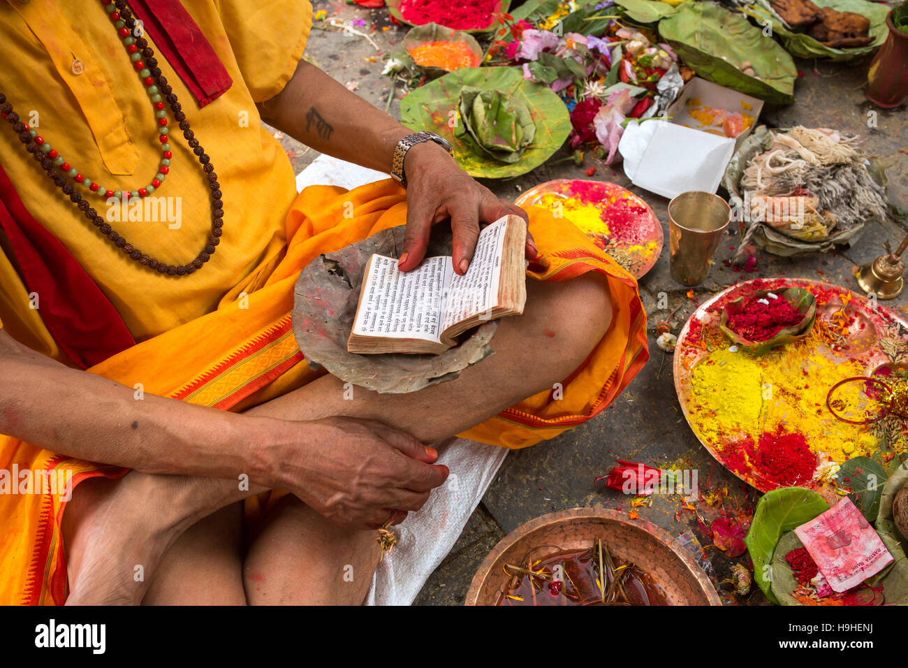 Katmandou, Népal - 21 mai 2016 : cérémonie puja hindoue faire Brahmane à Katmandou, Népal Banque D'Images