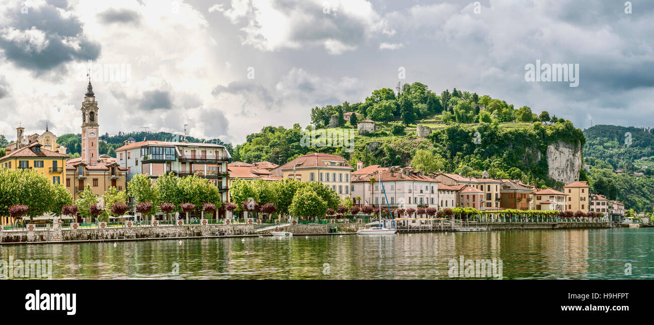 Front de mer d'Arona à Lago Maggiore, Lombardie, Italie Banque D'Images