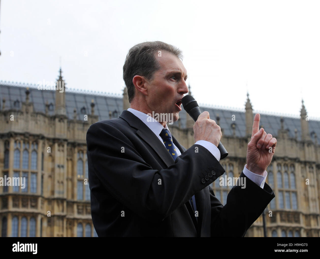 Monmouth MP David Davies parle lors d'un Brexit Pro manifestation devant les chambres du Parlement à Westminster, Londres. Banque D'Images