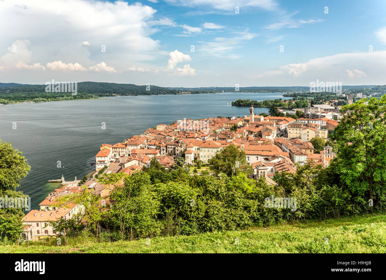 Vue depuis le Parco della Rocca Borromea sur Arona et Lago Maggiore, Lombardie, Italie Banque D'Images