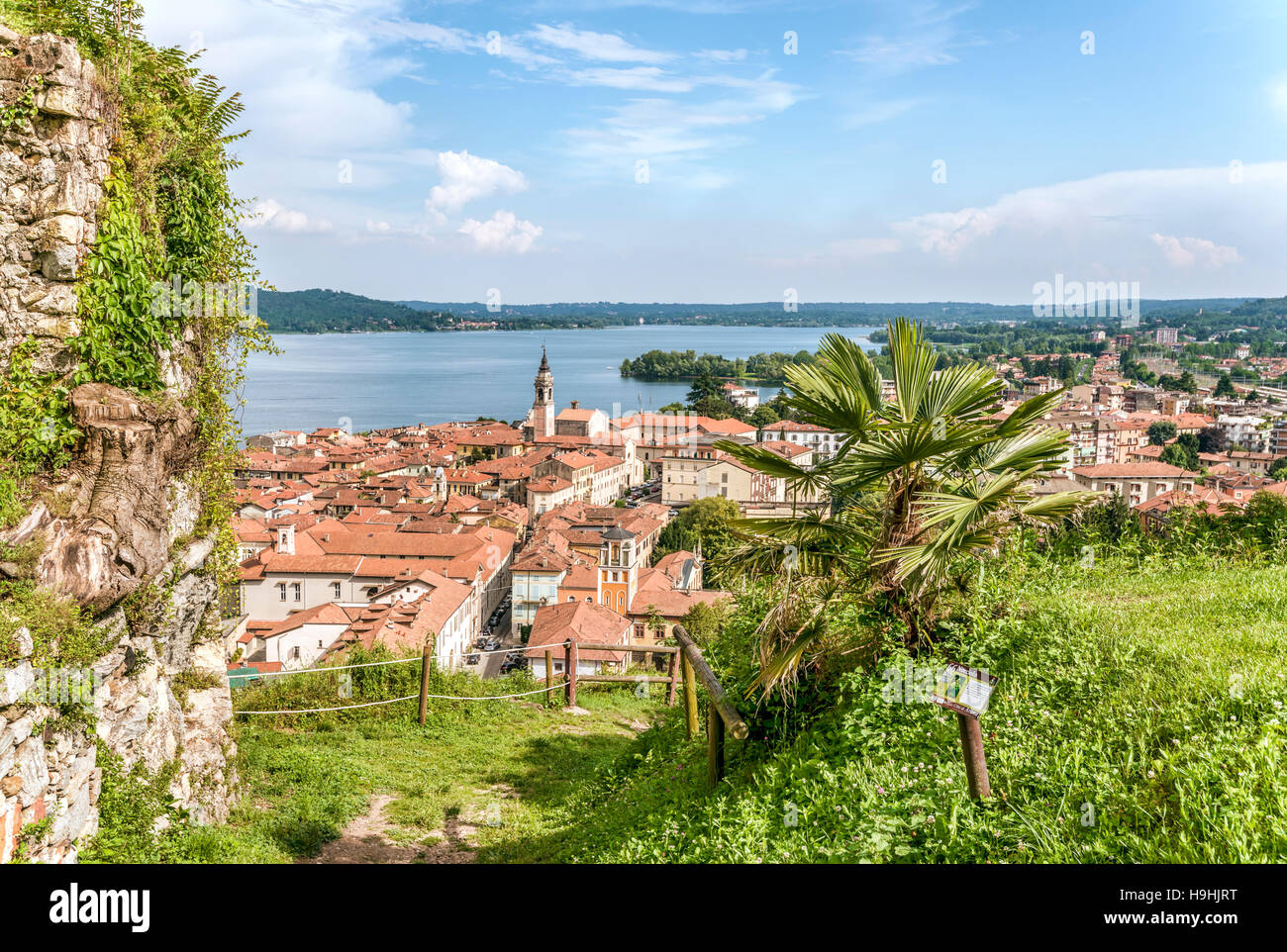 Vue depuis le Parco della Rocca Borromea sur Arona et Lago Maggiore, Lombardie, Italie Banque D'Images