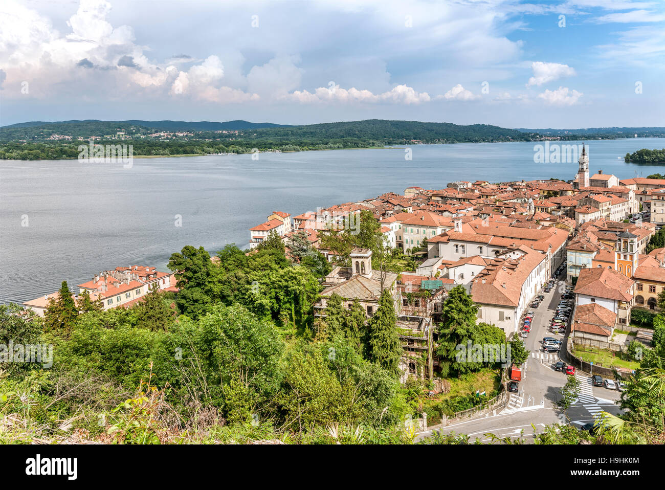Vue depuis le Parco della Rocca Borromea sur Arona et Lago Maggiore, Lombardie, Italie Banque D'Images