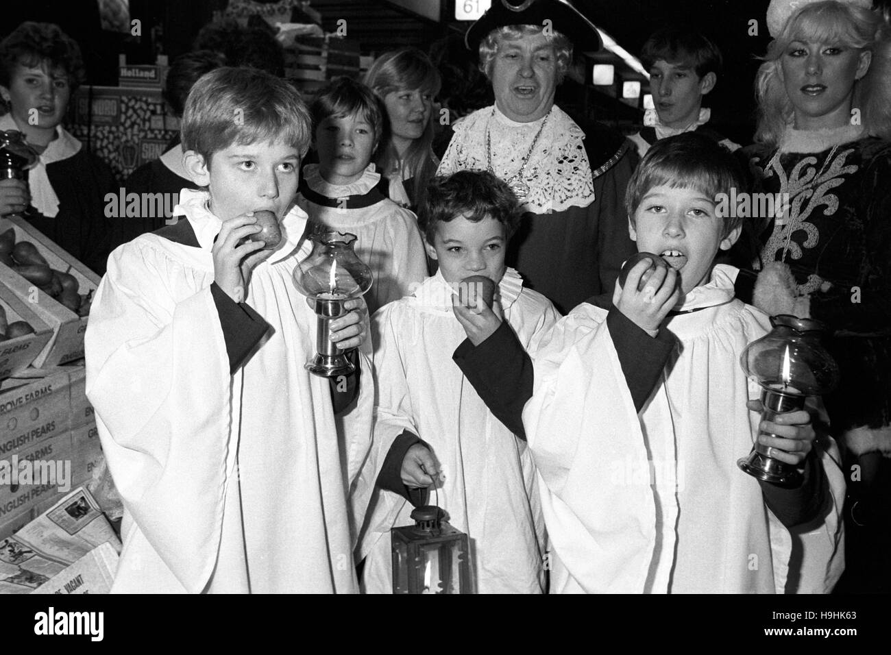 Nigel Melsted (gauche), 11 ans, Nicholas Clutterbuck (centre), 10 ans, et Mark Melsted 10, tous de la région de culture de pomme de Kent, au Nouveau Marché couvert de Covent Garden, Londres. Ils contribuent à faire revivre l'ancienne coutume de l'anglais 'Wassailing" - le don de pommes à Noël. Banque D'Images