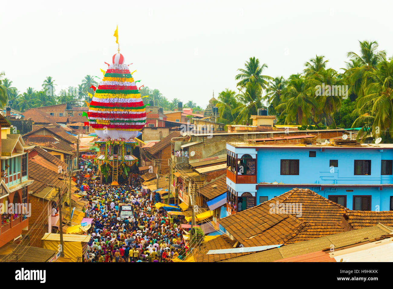 Foule de gens se rassemblent pour tirer le char surdimensionné ratta lors des Shivarathri festival. Horizontal haut Vue aérienne Banque D'Images