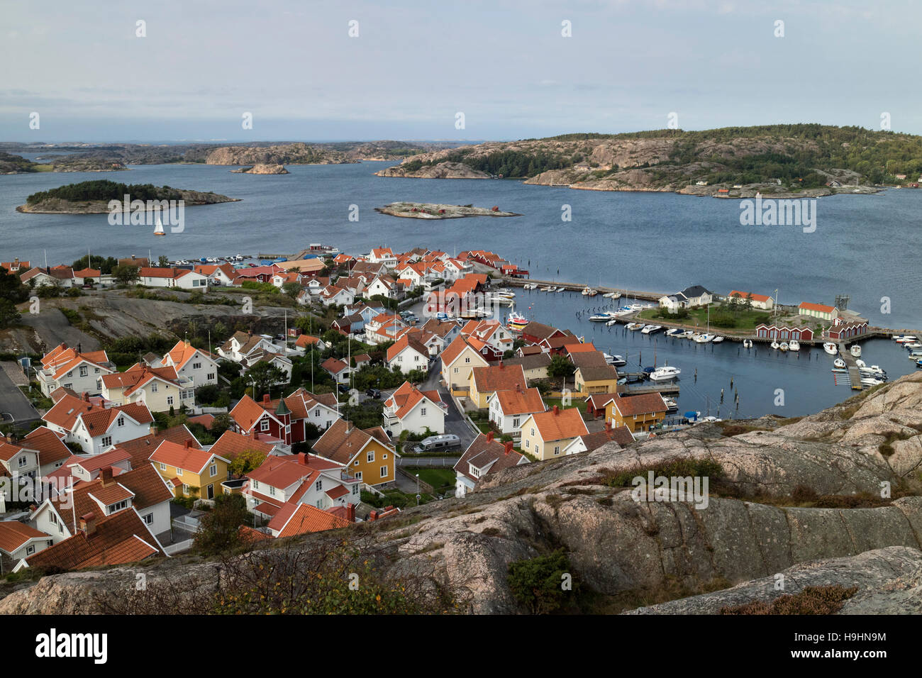 Vue sur le village Stenungsund, Bohuslän, la Suède vu de l'kungsklyftan Banque D'Images