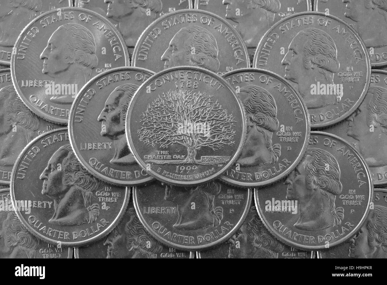 Coins des Etats-Unis. La pile de pièces de monnaie avec nous trimestre George Washington et sur le dessus un quart de l'État du Connecticut. Banque D'Images
