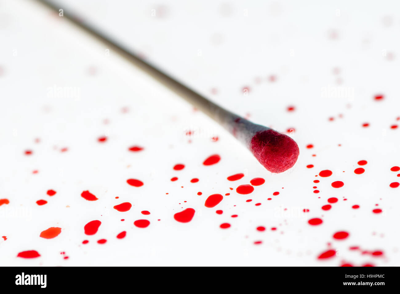 Coton-tige et les gouttes de sang à crime scene investigation, Close up avec selective focus Banque D'Images
