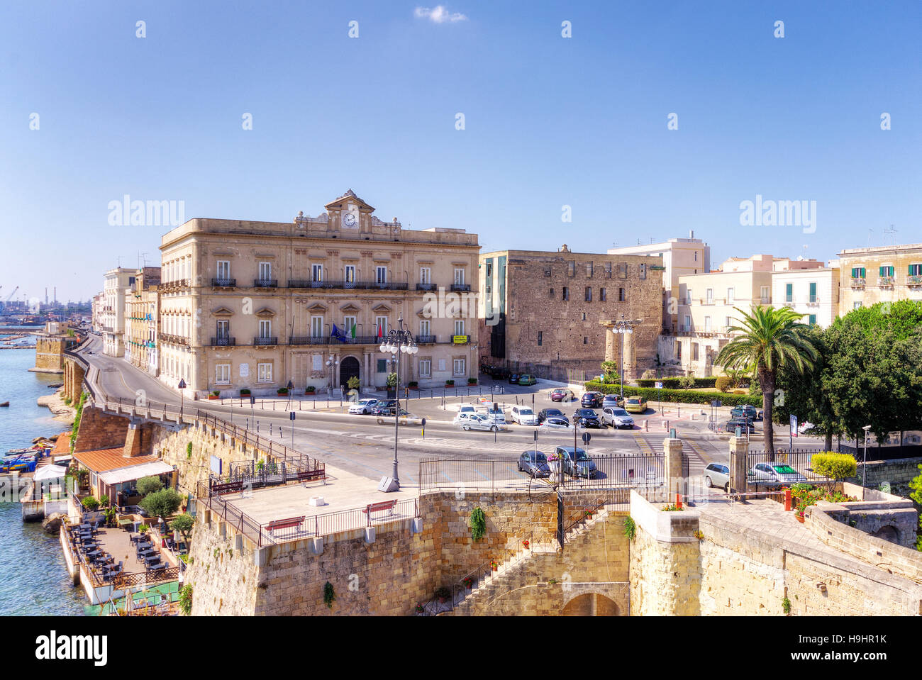 Italie, Pouilles, Taranto, l'hôtel de ville vue depuis le château Aragonais Banque D'Images