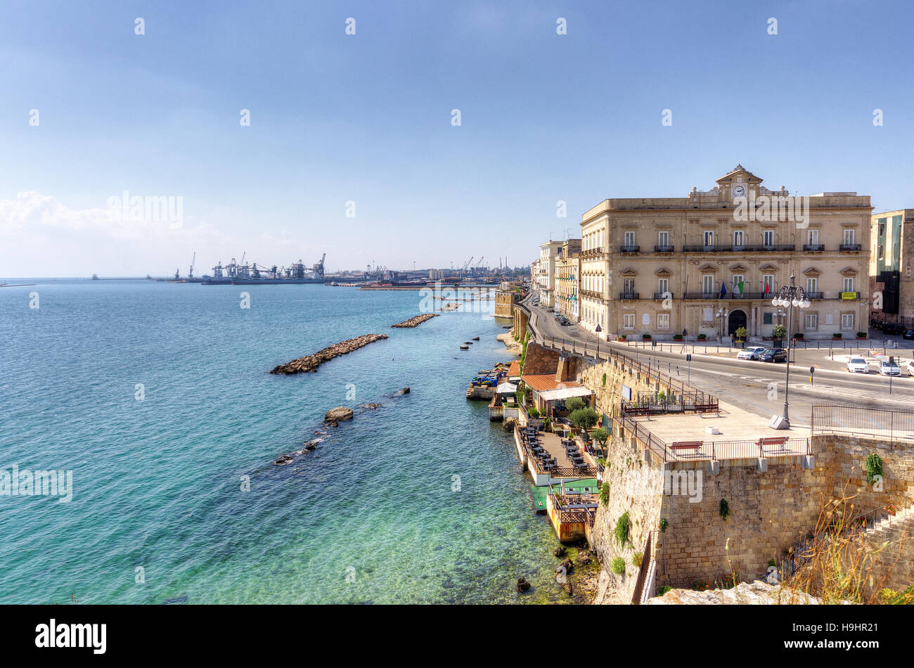 Italie, Pouilles, Taranto, l'hôtel de ville vue depuis le château Aragonais Banque D'Images