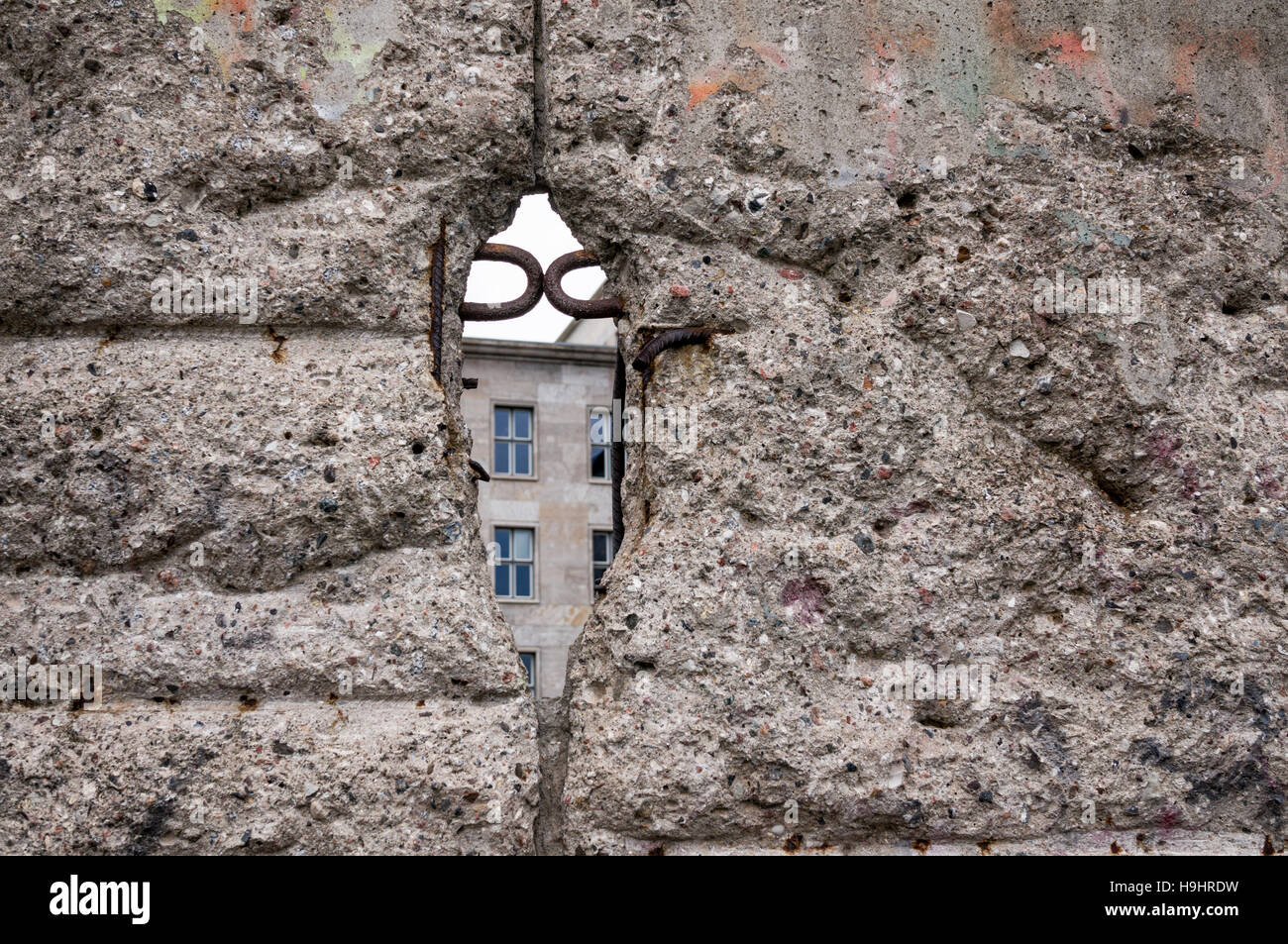 Trou dans le mur donne un aperçu de l'autre côté d'une maison Banque D'Images