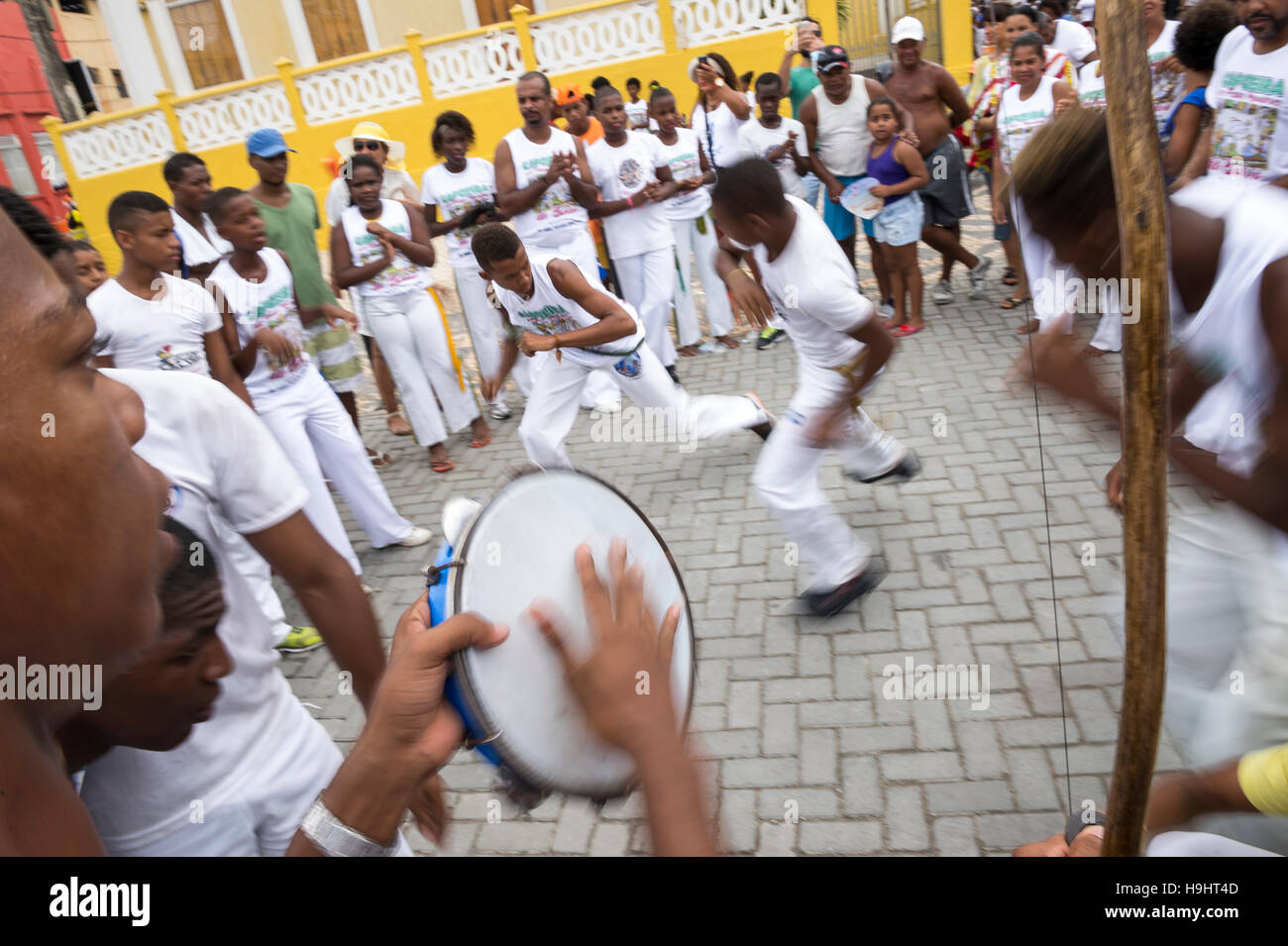 SALVADOR, BRÉSIL - février 02, 2016 : capoeira brésilienne groupe exécute pour une foule à un festival en plein air à Rio Vermelho. Banque D'Images