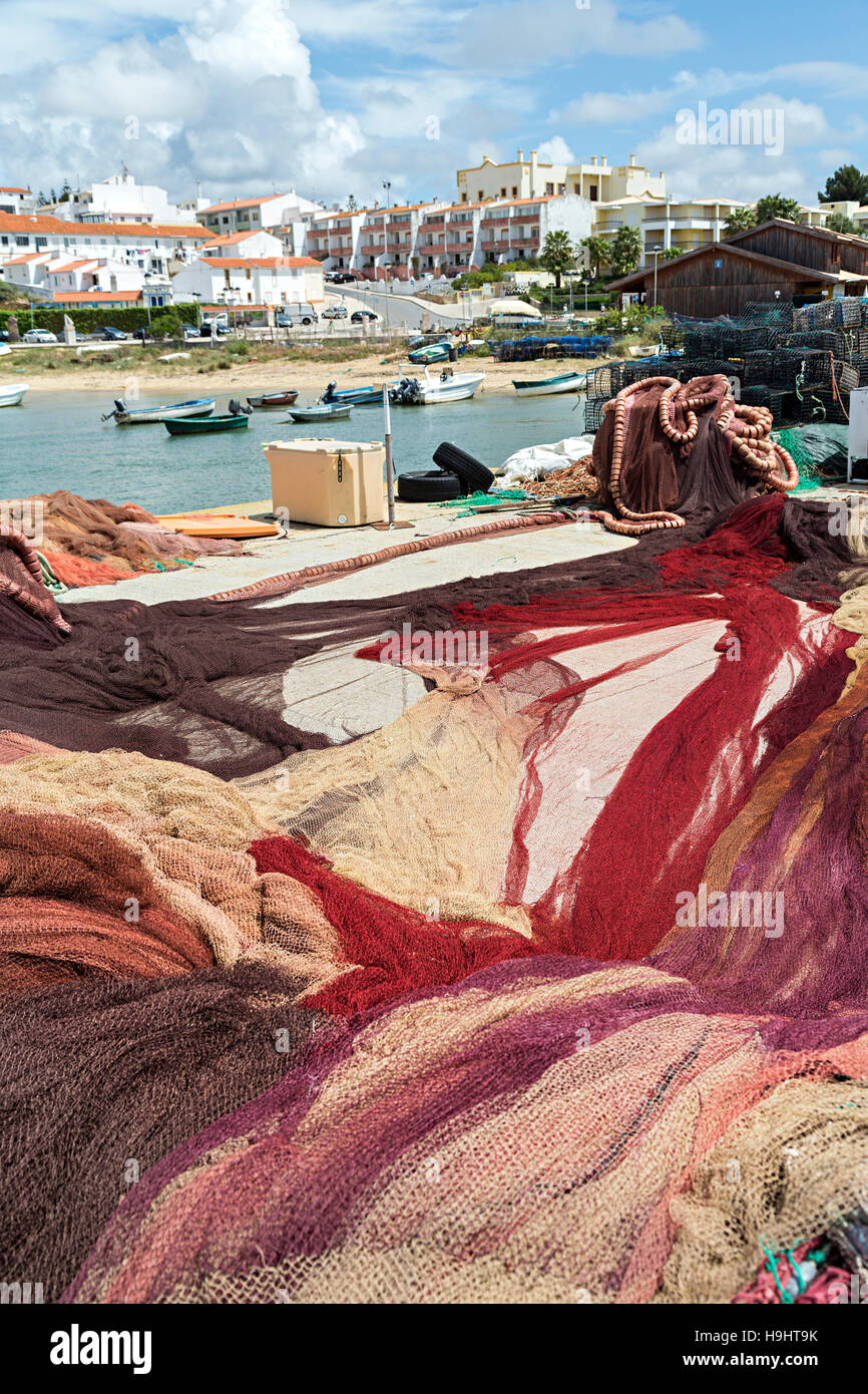 Les filets de pêche séchant au soleil, Alvor, Algarve, Portugal Banque D'Images
