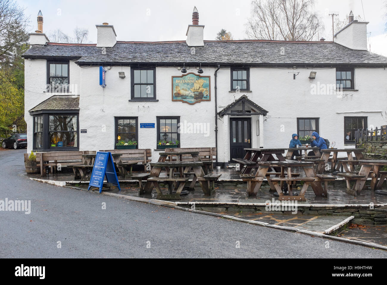 Le Britannia Inn les maisons du village de Lake Road près de Ambleside dans le Lake District Banque D'Images