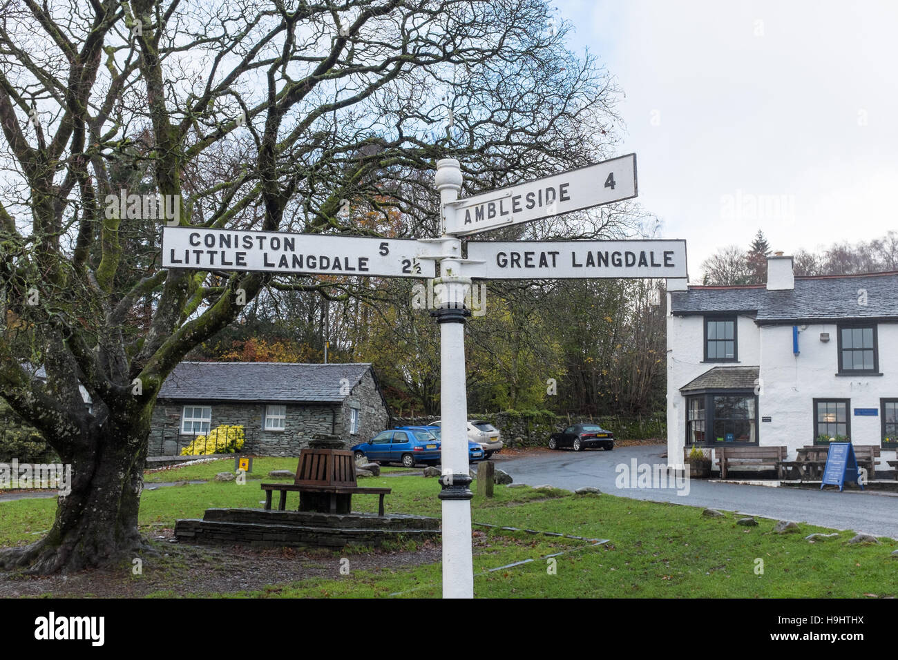 Panneau en face de la Britannia Inn les maisons du village de Lake Road près de Ambleside dans le Lake District Banque D'Images