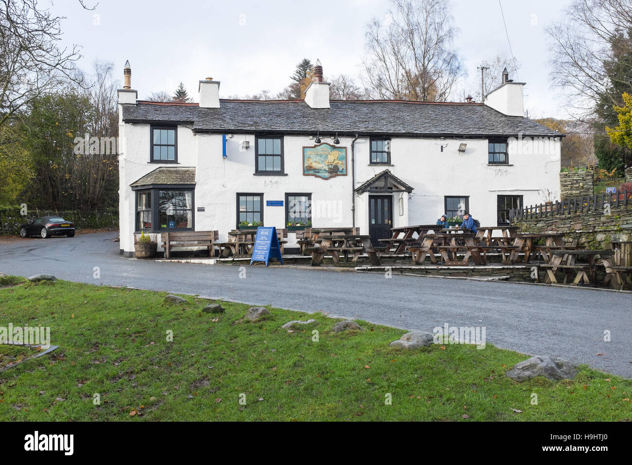 Le Britannia Inn les maisons du village de Lake Road près de Ambleside dans le Lake District Banque D'Images