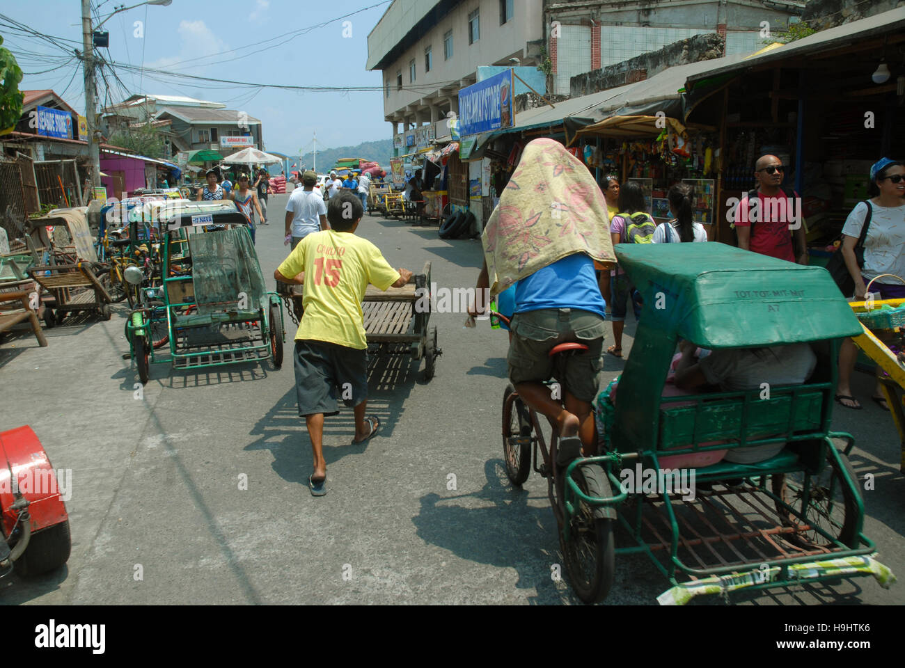 Man pushing trolley, port d'IloIlo, Philippines. Banque D'Images