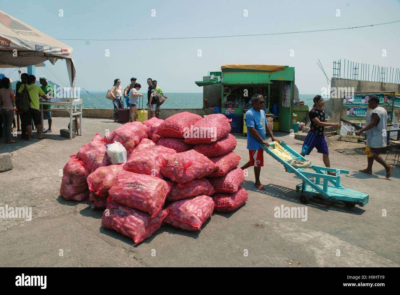 Grands sacs d'oignons, le port d'IloIlo, Philippines. Banque D'Images