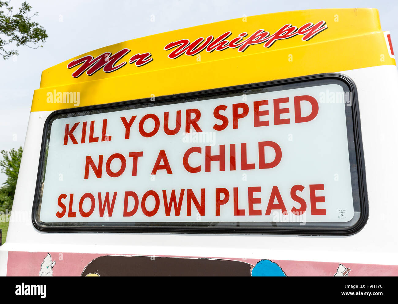 Panneau d'avertissement de ralentir la sécurité pour enfants sur Mr Whippy ice cream van, au Pays de Galles, Royaume-Uni Banque D'Images